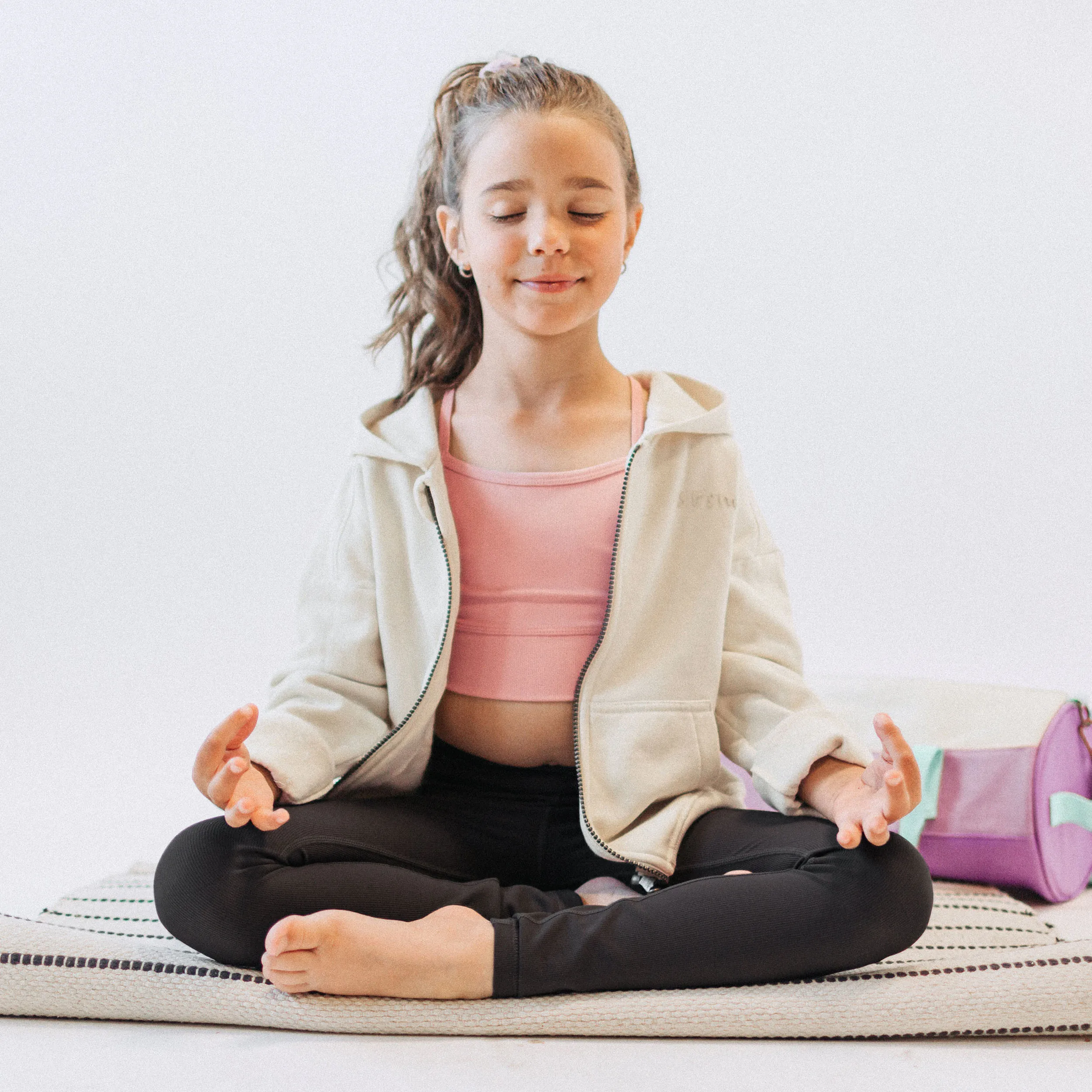 Camisole de sport rose avec bretelles croisées en lycra extensible, enfant || Pink sports tank top with thin crossed straps in stretch lycra, child