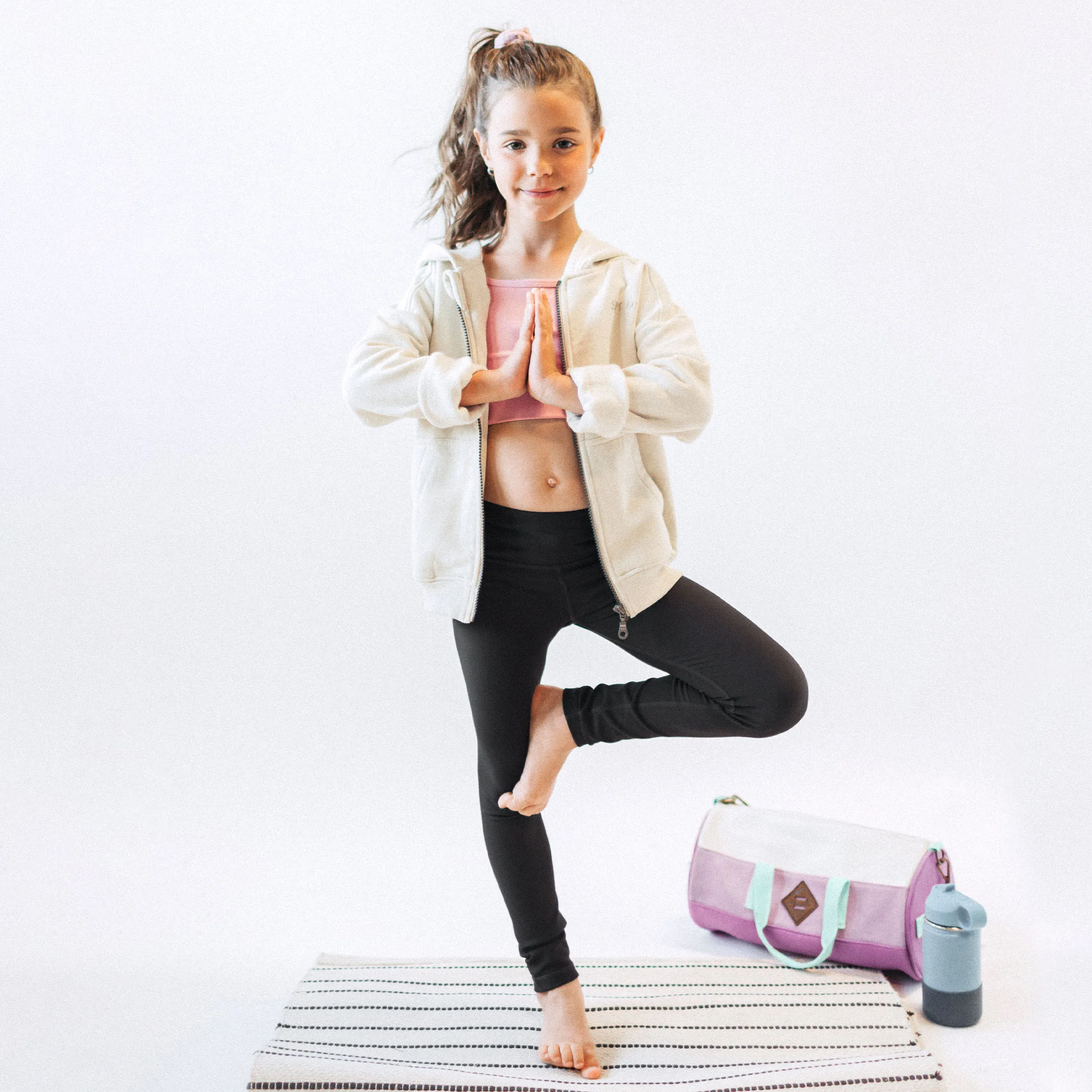 Camisole de sport rose avec bretelles croisées en lycra extensible, enfant || Pink sports tank top with thin crossed straps in stretch lycra, child